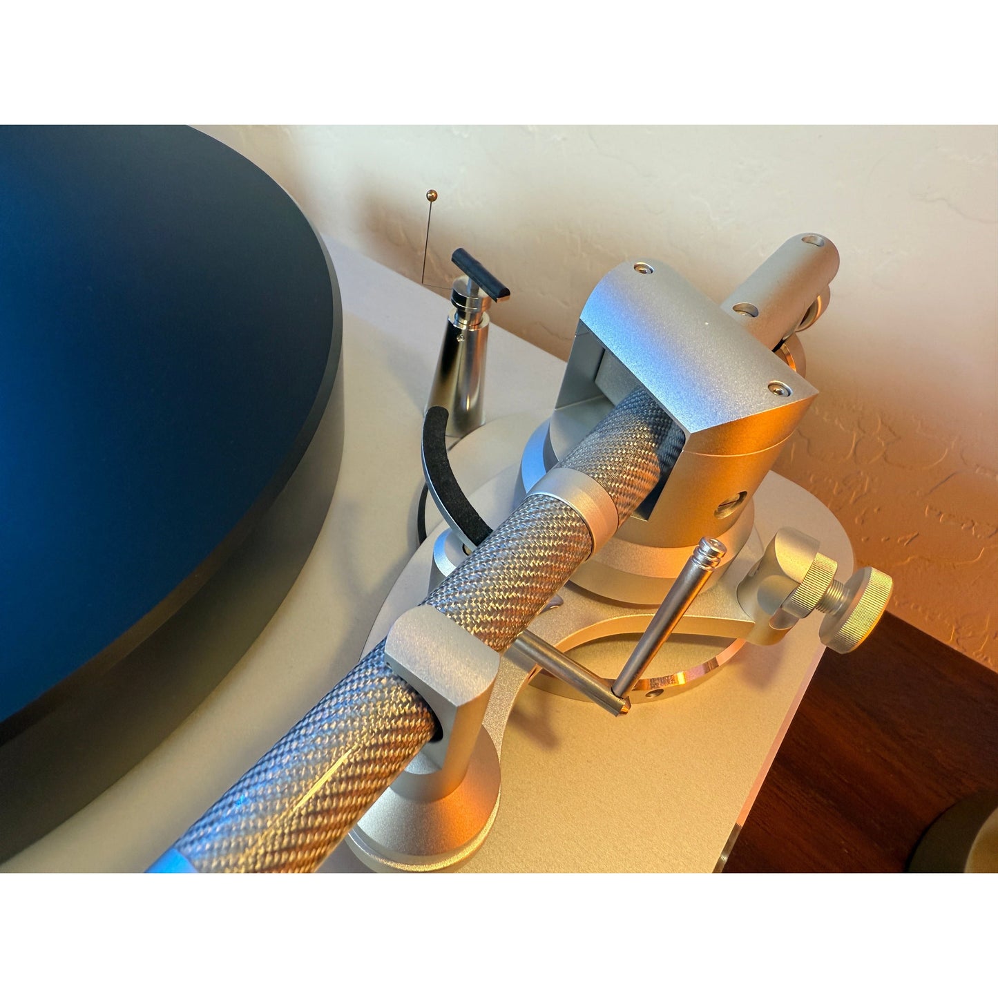 Clearaudio Ovation Turntable with Universal Carbon Fiber Tonearm ; VINYLGLOB